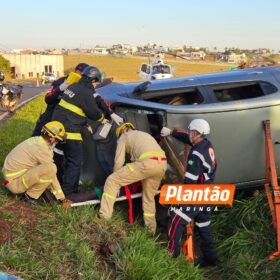 Fotos de Mulher capota carro e fica presa às ferragens na BR-376, na região de Maringá