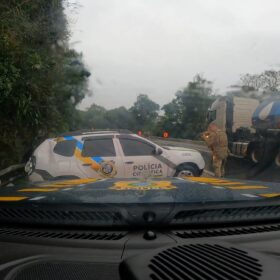 PRF apreende falsa viatura da Polícia Científica carregada de drogas após perseguição no Paraná Foto 2 Fotos de PRF apreende falsa viatura da Polícia Científica carregada de drogas após perseguição no Paraná