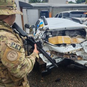 PRF apreende falsa viatura da Polícia Científica carregada de drogas após perseguição no Paraná Foto 3 Fotos de PRF apreende falsa viatura da Polícia Científica carregada de drogas após perseguição no Paraná