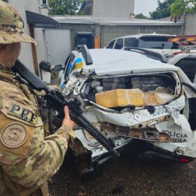 PRF apreende falsa viatura da Polícia Científica carregada de drogas após perseguição no Paraná Foto 1 Fotos de PRF apreende falsa viatura da Polícia Científica carregada de drogas após perseguição no Paraná