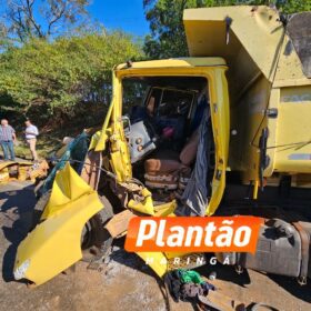 Caminhoneiro é resgatado das ferragens após grave acidente entre Sarandi e Marialva Foto 3 Fotos de Caminhoneiro é resgatado das ferragens após grave acidente entre Sarandi e Marialva