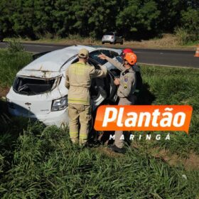 Fotos de Família a caminho de casamento capota carro após colisão com caminhão em Maringá