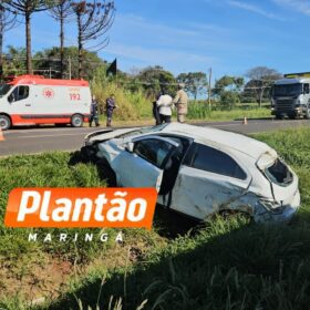 Fotos de Família a caminho de casamento capota carro após colisão com caminhão em Maringá