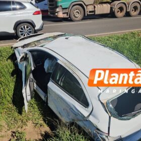 Fotos de Família a caminho de casamento capota carro após colisão com caminhão em Maringá