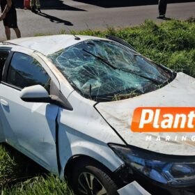 Fotos de Família a caminho de casamento capota carro após colisão com caminhão em Maringá