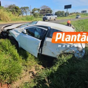 Fotos de Família a caminho de casamento capota carro após colisão com caminhão em Maringá