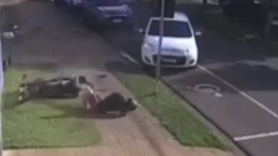 Fotos de Vídeo: Adolescente com moto furtada foge da PM, bate em carro e é detido no Paraná