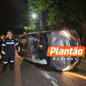 Carro capota após colisão e atinge veículo estacionado em Maringá Foto 2 Fotos de Carro capota após colisão e atinge veículo estacionado em Maringá