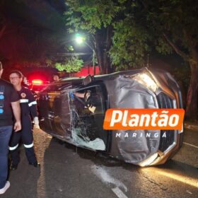 Carro capota após colisão e atinge veículo estacionado em Maringá Foto 3 Fotos de Carro capota após colisão e atinge veículo estacionado em Maringá