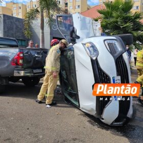 Carro capota após condutor invadir preferencial em Maringá Foto 1 Fotos de Carro capota após condutor invadir preferencial em Maringá