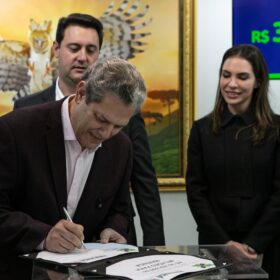 Delegado Jacovós e Silvio Barros acompanham liberação de recursos para pavimentação em Maringá Foto 4 Fotos de Delegado Jacovós e Silvio Barros acompanham liberação de recursos para pavimentação em Maringá