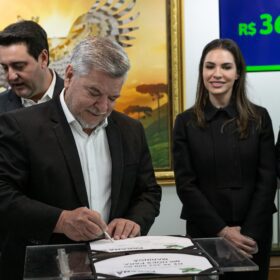 Delegado Jacovós e Silvio Barros acompanham liberação de recursos para pavimentação em Maringá Foto 3 Fotos de Delegado Jacovós e Silvio Barros acompanham liberação de recursos para pavimentação em Maringá