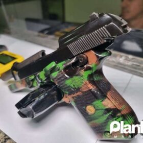 Maringaense executado em Marialva havia sido preso em 2022 em Sarandi com submetralhadora, pistola e moto furtada Foto 4 Fotos de Maringaense executado em Marialva havia sido preso em 2022 em Sarandi com submetralhadora, pistola e moto furtada