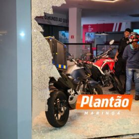 Motoboy invade loja após colisão com carro no centro de Sarandi Foto 2 Fotos de Motoboy invade loja após colisão com carro no centro de Sarandi