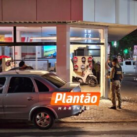 Motoboy invade loja após colisão com carro no centro de Sarandi Foto 6 Fotos de Motoboy invade loja após colisão com carro no centro de Sarandi