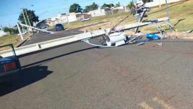 Fotos de Motorista perde o controle, derruba postes e abandona veículo em Maringá