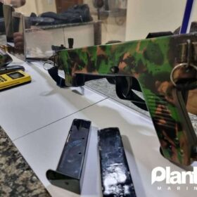 Maringaense executado em Marialva havia sido preso em 2022 em Sarandi com submetralhadora, pistola e moto furtada Foto 2 Fotos de Maringaense executado em Marialva havia sido preso em 2022 em Sarandi com submetralhadora, pistola e moto furtada