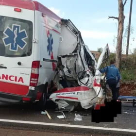 Fotos de Acidente entre caminhão e ambulância na região deixa dois mortos; criança é transferida a Maringá em estado gravíssimo