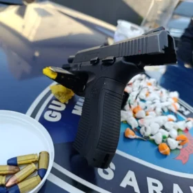 Fotos de Denúncia anônima leva à apreensão de drogas e arma de fogo em Sarandi