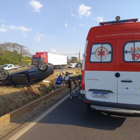 Fotos de Mulher fica ferida após carro capotar em colisão com caminhão na PR-317, em Maringá