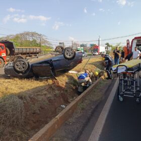 Fotos de Mulher fica ferida após carro capotar em colisão com caminhão na PR-317, em Maringá