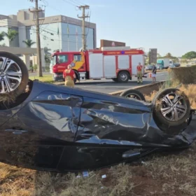 Fotos de Mulher fica ferida após carro capotar em colisão com caminhão na PR-317, em Maringá
