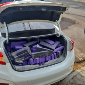 Fotos de Perseguição termina com casal preso e quase 500 kg de maconha apreendidos em Maringá; vídeo