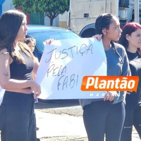 Fotos de Protesto em Sarandi pede justiça por Fabiane, assassinada com mais de 40 facadas pelo ex-marido