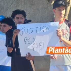 Fotos de Protesto em Sarandi pede justiça por Fabiane, assassinada com mais de 40 facadas pelo ex-marido