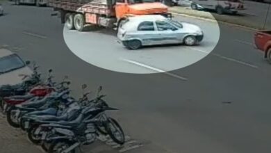 Fotos de Vídeo mostra carro rodando após colisão com caminhão na Avenida Colombo, em Maringá; veja