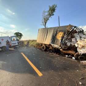 Fotos de Duas mulheres morrem e criança fica gravemente ferida após ambulância bater de frente com caminhão