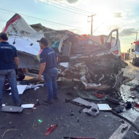 Fotos de Duas mulheres morrem e criança fica gravemente ferida após ambulância bater de frente com caminhão