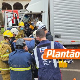Fotos de Acidente entre três caminhões deixa motorista preso as ferragens na PR-317, em Maringá