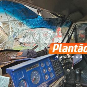 Fotos de Acidente entre três caminhões deixa motorista preso as ferragens na PR-317, em Maringá