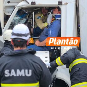 Fotos de Acidente entre três caminhões deixa motorista preso as ferragens na PR-317, em Maringá