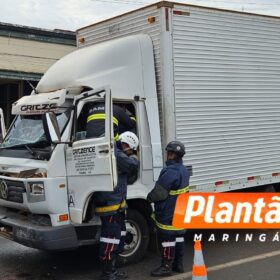 Fotos de Acidente entre três caminhões deixa motorista preso as ferragens na PR-317, em Maringá