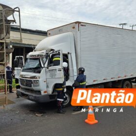 Fotos de Acidente entre três caminhões deixa motorista preso as ferragens na PR-317, em Maringá
