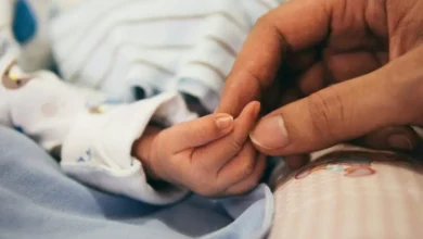 Fotos de Bebê de 4 meses chega ao hospital com três fraturas no braço e mãe e padrasto são presos no Paraná