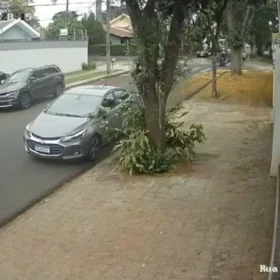 Câmera flagra acidente entre duas motos em Maringá; vítimas sofreram fraturas e ferimentos no rosto Foto 5 Fotos de Câmera flagra acidente entre duas motos em Maringá; vítimas sofreram fraturas e ferimentos no rosto