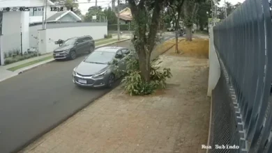 Fotos de Câmera flagra acidente entre duas motos em Maringá; vítimas sofreram fraturas e ferimentos no rosto