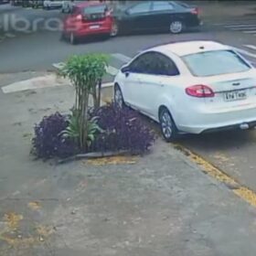 Câmera registra acidente entre dois veículos na Vila Operária, em Maringá Foto 1 Fotos de Câmera registra acidente entre dois veículos na Vila Operária, em Maringá