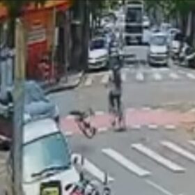 Câmera registra momento em que ciclista é atingido por carro Foto 1 Fotos de Câmera registra momento em que ciclista é atingido por carro