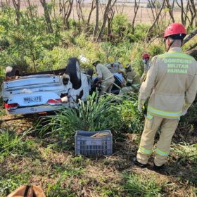 Idosa de 72 anos fica presa às ferragens após capotar carro na PR-551, em Ivatuba; vídeo Foto 3 Fotos de Idosa de 72 anos fica presa às ferragens após capotar carro na PR-551, em Ivatuba; vídeo