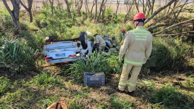 Fotos de Idosa de 72 anos fica presa às ferragens após capotar carro na PR-551, em Ivatuba; vídeo