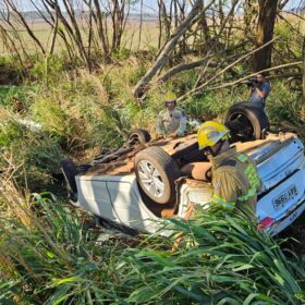Idosa de 72 anos fica presa às ferragens após capotar carro na PR-551, em Ivatuba; vídeo Foto 4 Fotos de Idosa de 72 anos fica presa às ferragens após capotar carro na PR-551, em Ivatuba; vídeo