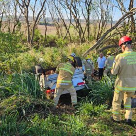Idosa de 72 anos fica presa às ferragens após capotar carro na PR-551, em Ivatuba; vídeo Foto 2 Fotos de Idosa de 72 anos fica presa às ferragens após capotar carro na PR-551, em Ivatuba; vídeo