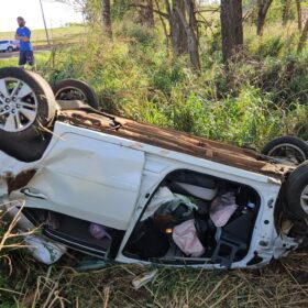 Idosa de 72 anos fica presa às ferragens após capotar carro na PR-551, em Ivatuba; vídeo Foto 6 Fotos de Idosa de 72 anos fica presa às ferragens após capotar carro na PR-551, em Ivatuba; vídeo