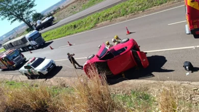 Fotos de Buraco provoca capotamento na PR-323, na região de Maringá