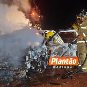 Carro incendiado é encontrado na zona rural de Sarandi; veículo tinha queixa de furto Foto 3 Fotos de Carro incendiado é encontrado na zona rural de Sarandi; veículo tinha queixa de furto