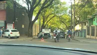 Fotos de Colisão entre dois carros provoca capotamento na Zona 7, em Maringá
